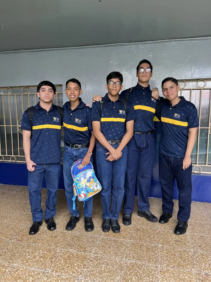 Estudiantes de Bachillerato del colegio Juan XXIII con el uniforme del colegio
