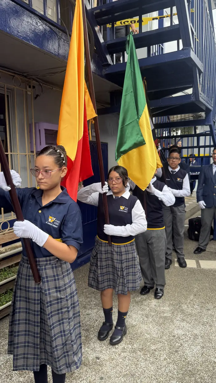 Estudiantes del colegio Juan XXIII formados con las banderas en el Día de la Bandera