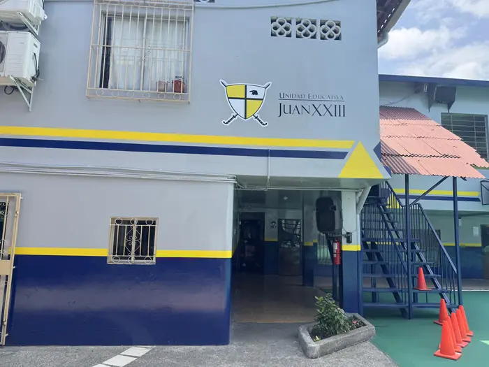 Entrada de la Unidad Educativa Juan XXIII en Guayaquil, con el escudo del colegio