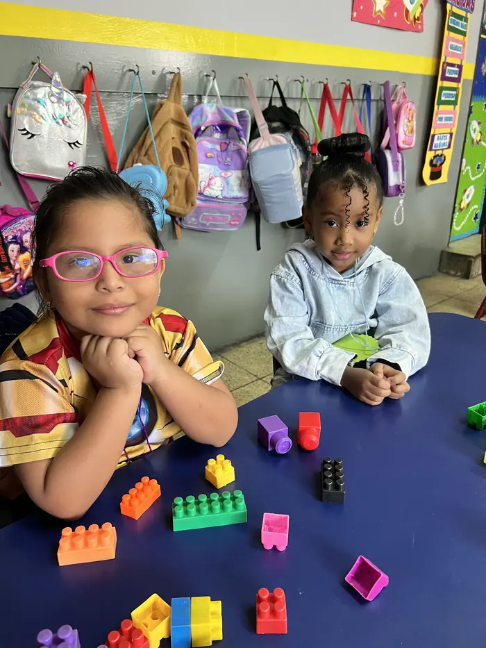 Niñas de Inicial del colegio Juan XXIII jugando con bloques de construcción en su aula