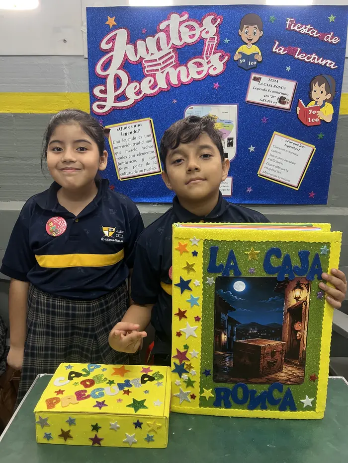 Estudiantes de Básica del colegio Juan XXIII con su caja de leyendas en la fiesta de la lectura Juntos Leemos