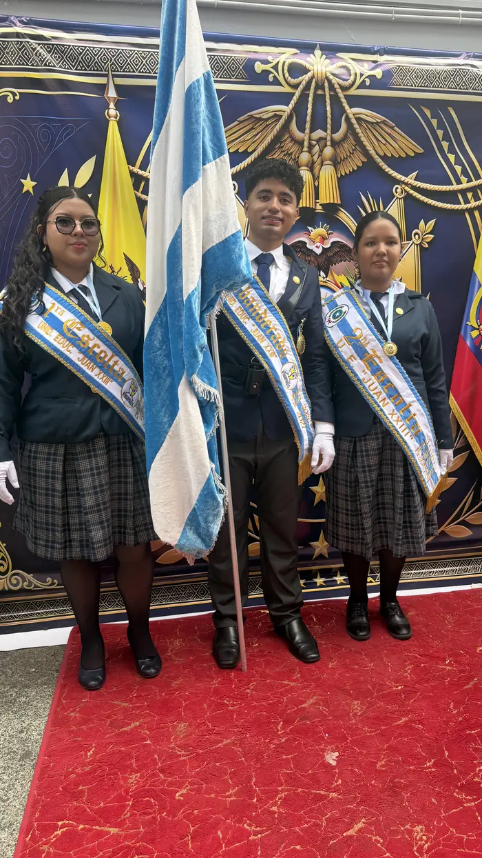 Portaestandarte de la ciudad del colegio Juan XXIII con la bandera de Guayaquil y sus escoltas