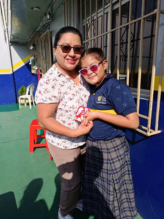 Estudiante del colegio Juan XXIII abrazada a su mamá en el Día de la Madre