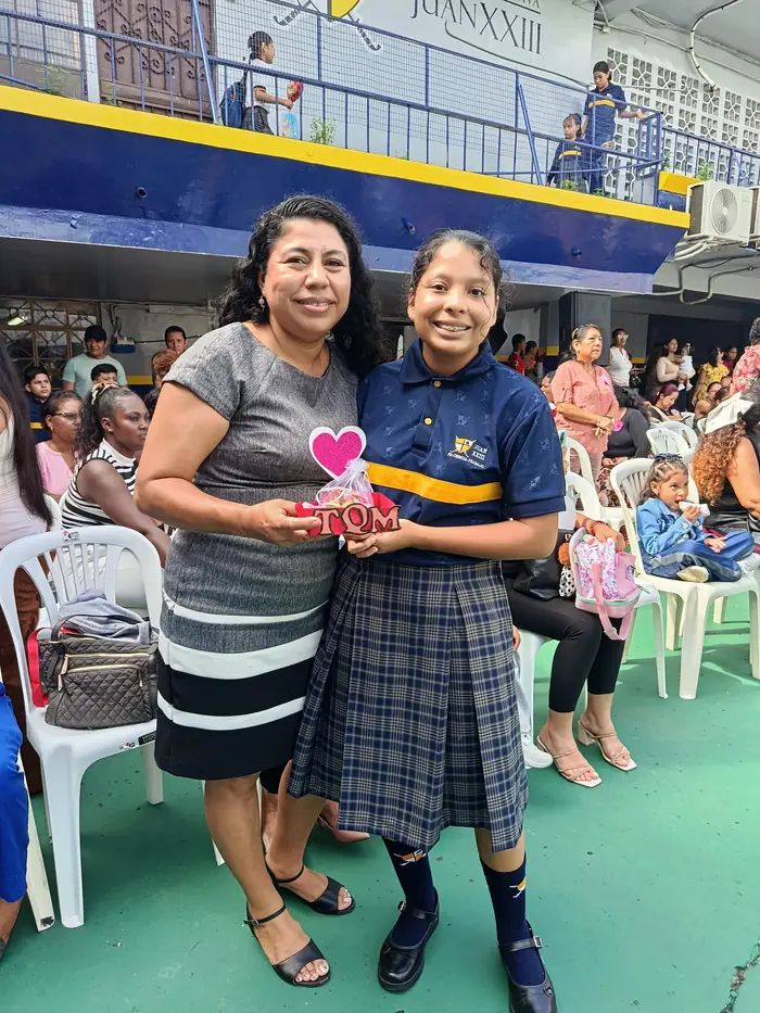 Mamá y su hija, estudiante del colegio Juan XXIII, celebrando el Día de la Madre en el patio del colegio