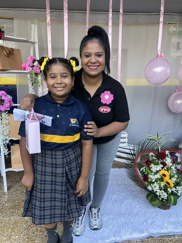 Estudiante del colegio Juan XXIII junto a su mamá en el Día de la Madre