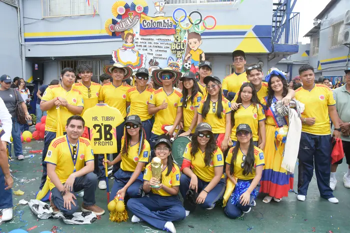 Curso de Bachillerato del colegio Juan XXIII con la camiseta de Colombia en las Olimpiadas