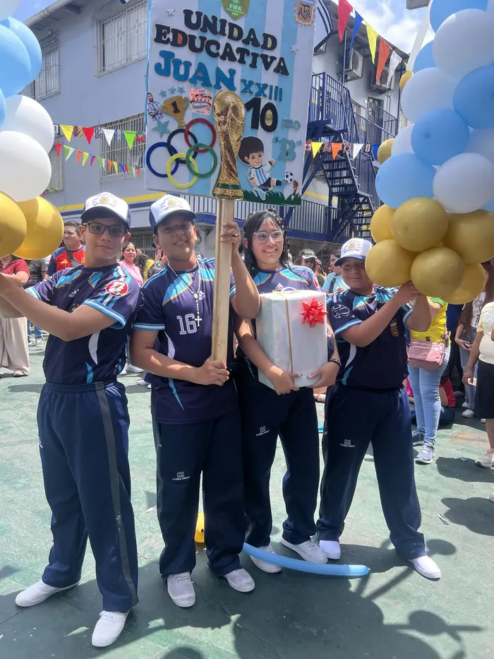 Inauguración de las Olimpiadas del colegio Juan XXIII con el estandarte de un curso