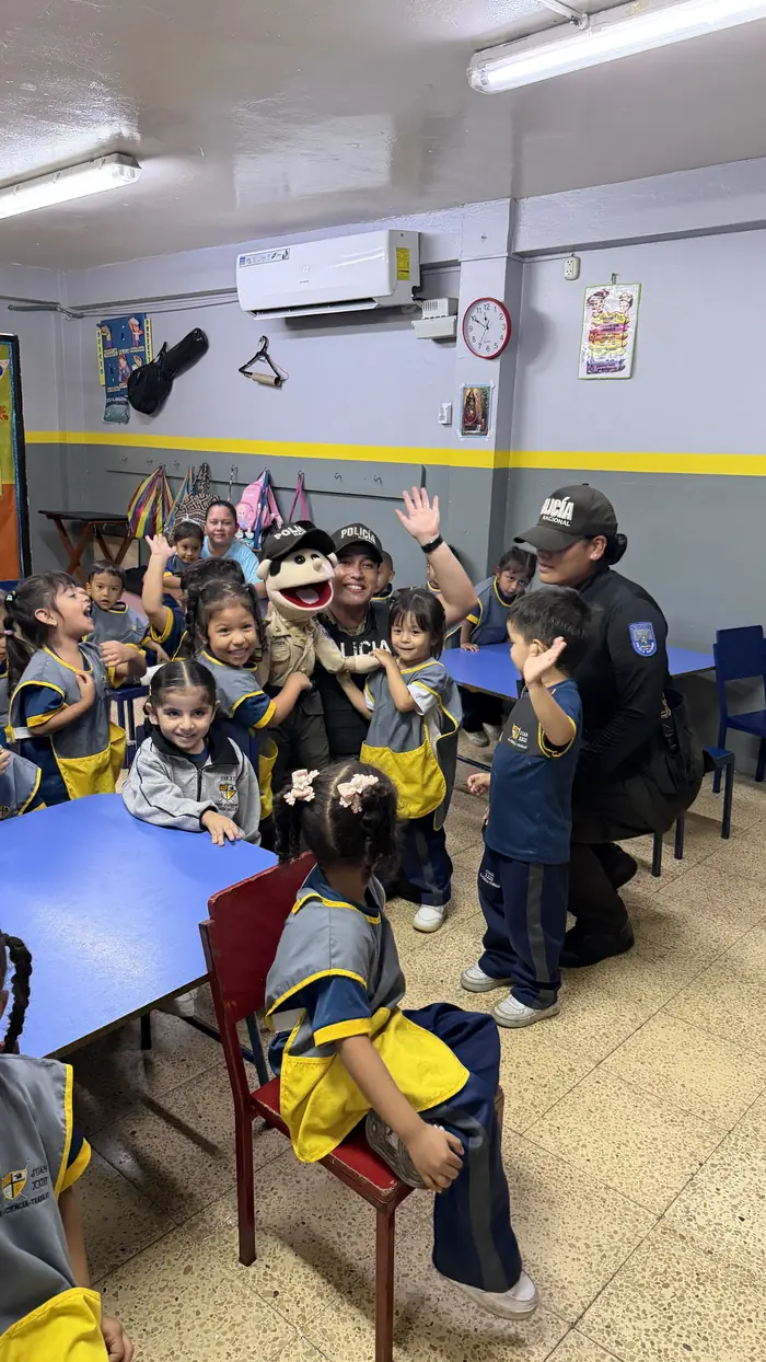 Niños de Inicial del colegio Juan XXIII saludando a Paquito Policía en su aula