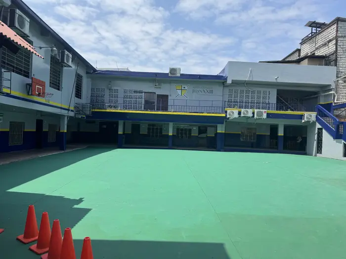 Patio y cancha del colegio Juan XXIII