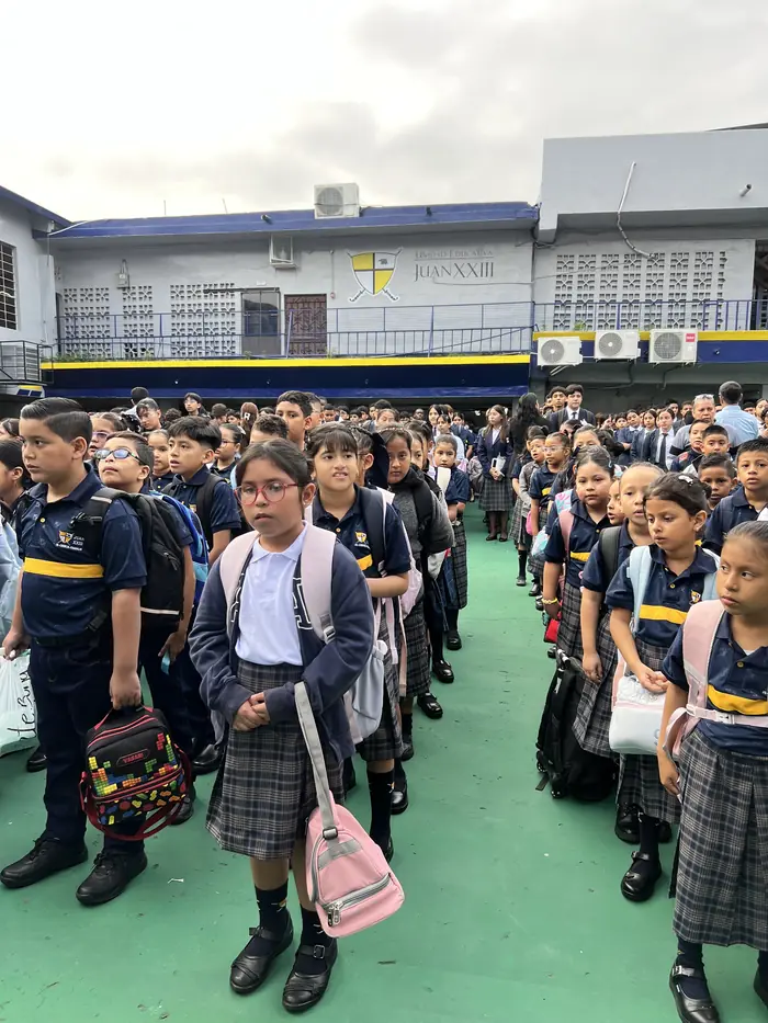 Estudiantes del colegio Juan XXIII formados en el patio en el primer día de clases